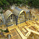 A la Grotte de la Salamandre, le site à énergie positive est 100 % autonome : éclairé par le soleil via des Leds, et fonctionne en électricité par des panneaux photovoltaïques. Il est auto-épuré par une micro station d’épuration sans énergie.