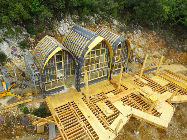 A la Grotte de la Salamandre, le site à énergie positive est 100 % autonome : éclairé par le soleil via des Leds, et fonctionne en électricité par des panneaux photovoltaïques. Il est auto-épuré par une micro station d’épuration sans énergie.