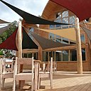 Pour accentuer les fortes sensations, une immense terrasse surplombe la falaise.