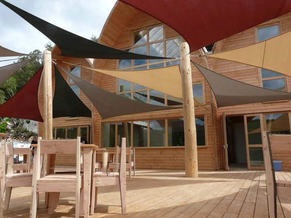 Pour accentuer les fortes sensations, une immense terrasse surplombe la falaise.