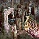 Vertigineux avec ses 30 mètres de haut sur 100 mètres de diamètre:  l'intérieur de la Grotte de la Salamandre.