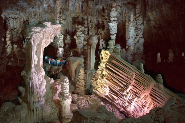 Vertigineux avec ses 30 mètres de haut sur 100 mètres de diamètre:  l'intérieur de la Grotte de la Salamandre.