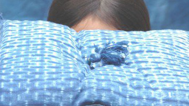 coussin en coton teint à l'indigo selon la technique du shibori, coton fabriqué à Okinawa au Japon, verso en abaca (fibre de bananier), bleu uni, un sequin turquoise cousu au centre. dimension 35x35 cm.