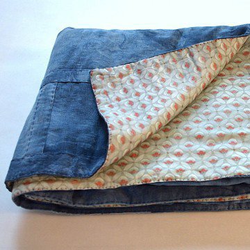 Drap de lin teinté à l'indigo,couture surpiquée entièrement réalisée à la main doublé d'un satin de coton imprimé "prunus",rembourré molleton 100% coton organique, dimension : 150 cm x 150 cm.