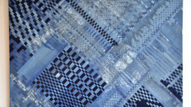 "Tressé d'Ôtsuki" panneau décoratif indigo en papier japonais fabriqué artisanalement, teinté en atelier à l’encre couleur indigo mélangée avec de la poudre d’or. crêpe de chine teint à la main à l’indigo puis marouflé.