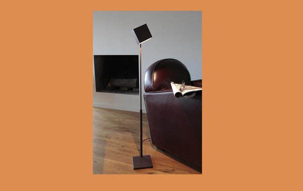 La Carré est une lampe de lecture dont la hauteur a été spécialement  étudiée pour s’adapter à toutes les assises. Dessinée par le designer Hervé Isle de Beauchaine, qui crée des luminaires made in France depuis 26 ans sous la marque Hisle, cette liseuse en aluminium présente un design sobre et épuré qui lui permet de s’intégrer à tous les styles d’intérieurs. Par ailleurs, elle dispose d’un éclairage directionnel grâce à l’abat-jour pivotant horizontalement et verticalement (340 €).