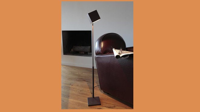 La Carré est une lampe de lecture dont la hauteur a été spécialement étudiée pour s’adapter à toutes les assises. Dessinée par le designer Hervé Isle de Beauchaine, qui crée des luminaires made in France depuis 26 ans sous la marque Hisle, cette liseuse en aluminium présente un design sobre et épuré qui lui permet de s’intégrer à tous les styles d’intérieurs. Par ailleurs, elle dispose d’un éclairage directionnel grâce à l’abat-jour pivotant horizontalement et verticalement (340 €). La Carré est une lampe de lecture dont la hauteur a été spécialement étudiée pour s’adapter à toutes les assises. Dessinée par le designer Hervé Isle de Beauchaine, qui crée des luminaires made in France depuis 26 ans sous la marque Hisle, cette liseuse en aluminium présente un design sobre et épuré qui lui permet de s’intégrer à tous les styles d’intérieurs. Par ailleurs, elle dispose d’un éclairage directionnel grâce à l’abat-jour pivotant horizontalement et verticalement (340 €).