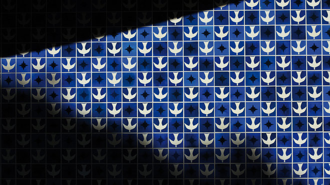 Cette fresque du sculpteur et peintre Athos Bulcao se trouve à l’église N. Sra. de Fatima. Ses motifs font penser à une colombe, symbole de la paix, mais aussi au plan urbanistique de Brasilia. Ses nombreuses œuvres sont marquées par l’élégance de l’association des couleurs, et la volonté de créer, en harmonie avec l’architecture et le paysage.