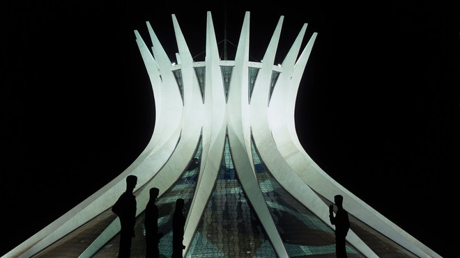 La Cathédrale Métropolitaine Notre-Dame de l’Apparition est une oeuvre emblématique de Brasilia, et de son auteur, Oscar Niemeyer. Le monument est supporté par 16 colonnes de béton, représentant des bras tendus vers le ciel. L’entrée souterraine est surveillée par quatre statues géantes, représentant les évangélistes Matthieu, Marc, Luc et Jean.