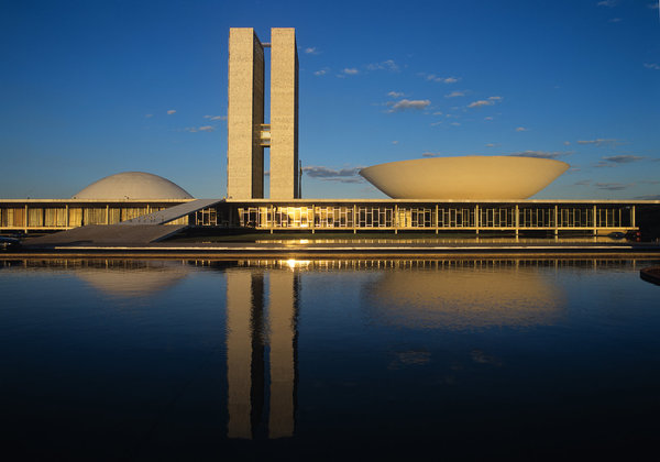 Le Congrès National du Brésil est construit par Oscar Niemeyer sur la Place des Trois Pouvoirs. Les deux gratte-ciel jumeaux abritent les services administratifs du Congrès. Les volumes s’équilibrent et s’intègrent dans l’espace.