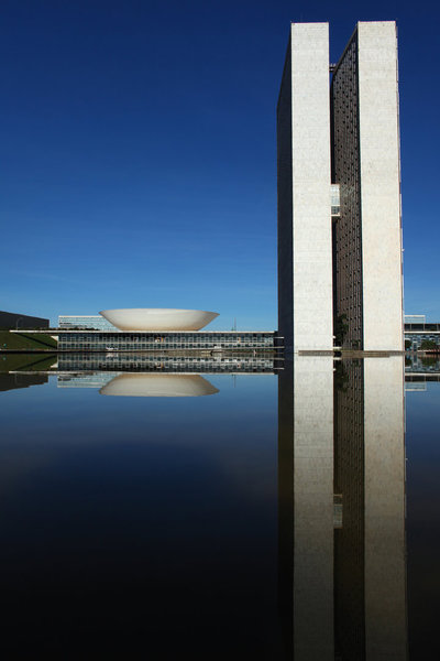Le Congrès National brésilien est une œuvre signée Oscar Niemeyer. Ses deux demi-sphères inversées, et ses tours jumelles marquent l’originalité et la modernité de l’architecte. Le Sénat, à gauche, est coiffé de la coupole convexe, tandis que la Chambre des Députés, à droite, est surmontée de la coupole concave.
