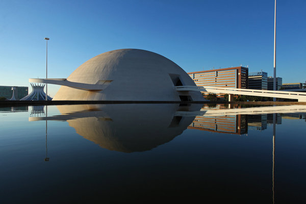 Le Musée national de Brasilia a été inauguré le 15 décembre 2006, le jour des 99 ans de son architecte, Oscar Niemeyer. Véritable soucoupe volante de béton de 400 m², c’est la plus grande coupole au monde ! Une rampe circulaire extérieure relie les deux niveaux.