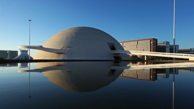 Le Musée national de Brasilia a été inauguré le 15 décembre 2006, le jour des 99 ans de son architecte, Oscar Niemeyer. Véritable soucoupe volante de béton de 400 m², c’est la plus grande coupole au monde ! Une rampe circulaire extérieure relie les deux niveaux.