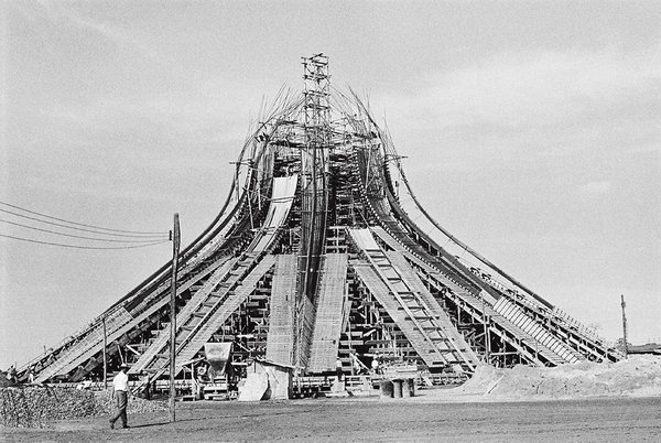 La Cathédrale Métropolitaine imaginée par Oscar Niemeyer est une œuvre futuriste. L’assemblage de 16 colonnes de 90 tonnes chacune lui font atteindre 70 mètres de diamètre. Elle est inaugurée le 31 mai 1970.