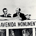 Le président brésilien Juscelino Kubitschek, et l’urbaniste Lucio Costa, au point zéro de la construction de l’Avenue Monumentale, qui coupe la ville en deux parties symétriques. Cette avenue est considérée par les brésiliens comme la plus large du monde.