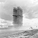 Le photographe français Marcel Gautherot fait partie de l’équipe d’Oscar Niemeyer. Spécialiste de l’architecture brésilienne, il documente tout le processus de construction de Brasilia. Ici, le palais du Congrès National en pleine construction (1958).