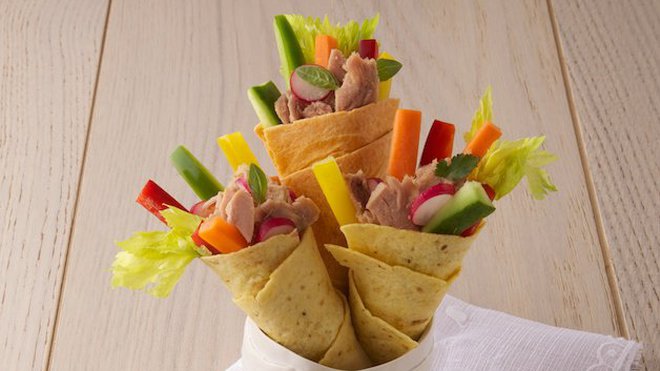 Des légumes frais et du thon à l’huile d’olive enroulés dans une légère tortillas, une idée fraîche et diététique pour un pique-nique sous les premiers rayons du soleil d’été.