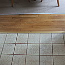 Après: la barre de seuil sert de finition, de délimitation entre les zones aux revêtements de sol de nature fondamentalement différente.