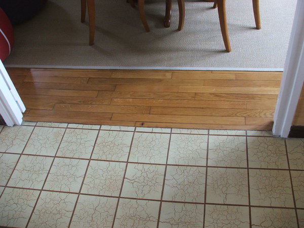 Avant : deux types de revêtements contigus, sans aucune délimitation.