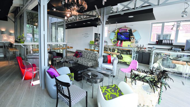 Le bar dévoile, sans complexe, la mémoire industrielle du lieu, avec une collection de sièges tous différents et qui dynamise l’esprit du lieu. Le bar dévoile, sans complexe, la mémoire industrielle du lieu, avec une collection de sièges tous différents et qui dynamise l’esprit du lieu.