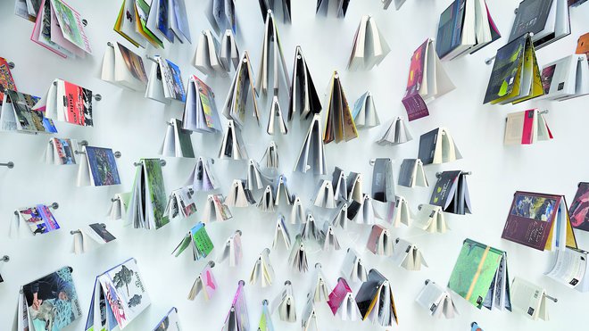 La bibliothèque est composée d’un mur planté de flèches qui rend hommage aux livres de façon inattendue. C’est aussi une façon très maligne et spectaculaire d’aménager un rangement mural pour les livres, lorsqu’on a peu d’ouvrages. Ici, on a choisi aussi des BD et des lectures pas très sérieuses. La bibliothèque est composée d’un mur planté de flèches qui rend hommage aux livres de façon inattendue. C’est aussi une façon très maligne et spectaculaire d’aménager un rangement mural pour les livres, lorsqu’on a peu d’ouvrages. Ici, on a choisi aussi des BD et des lectures pas très sérieuses.