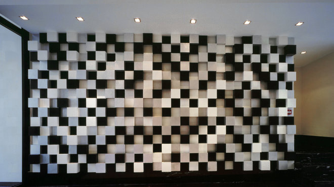 Des cubes moulés noirs et blancs confèrent à ce hall d’immeuble un élégant effet pixélisé en 3 dimensions. (Immeuble Le Cristal Parc, Cogedim, Paris).