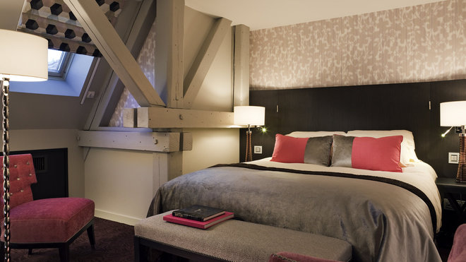 Comme un hommage à la voisine route des vins, la suite Chambertin de l’hôtel Sofitel de la Cloche appelle au bien-être. Entre les poutres lazurées et les belles étoffes aux tons pastel, reposez-vous dans ce joli duplex. (Hôtel Sofitel de la Cloche, Dijon).