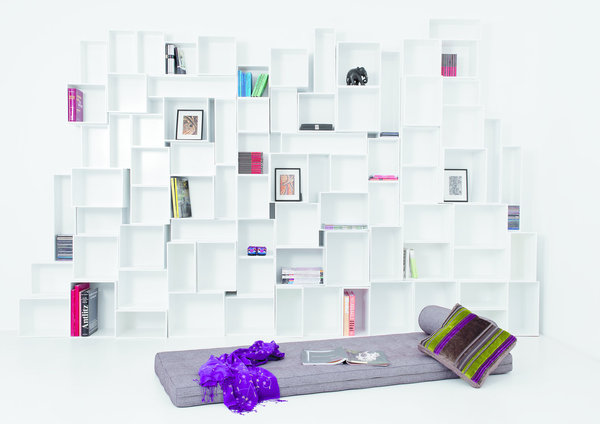 Cubit a mis au point un système d’assemblage astucieux : reliez vos modules par le haut, le bas, la gauche, ou la droite, pour créer une étagère 100 % personnalisée, et parfaitement intégrée à votre pièce.