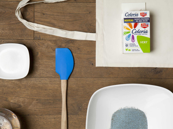 Le matériel qu'il vous faut : un sac, de la teinture, une spatule, un récipient.