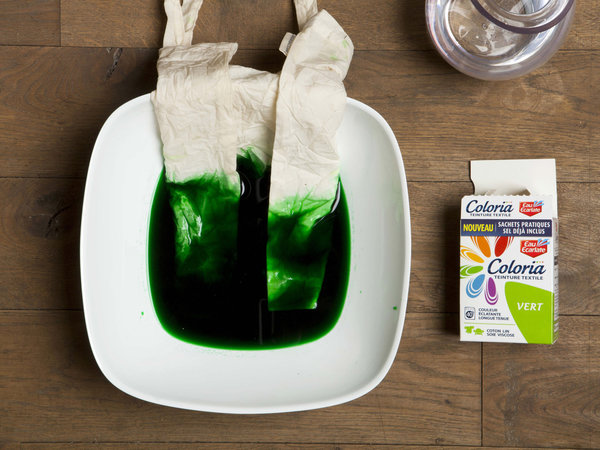 Trempez le sac dans la teinture, laissez la teinture remonter...