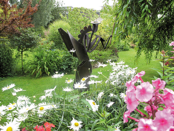 Le jardin Jacques Droulez est ponctué de sculptures métalliques.