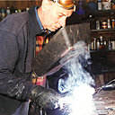 Jacques Droulez crée ses animaux fantastiques à partir d'acier récupéré, de pièces de ferronnerie et de machines agricoles.