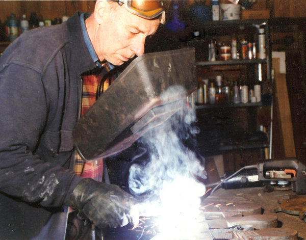 Jacques Droulez crée ses animaux fantastiques à partir d'acier récupéré, de pièces de ferronnerie et de machines agricoles.