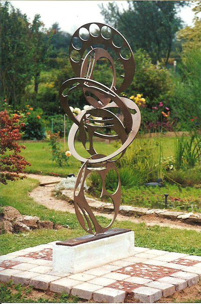 Animaux imaginaires ou sculptures abstraites comme ce Satel, Jacques Droulez s'essaie dans plusieurs domaines.