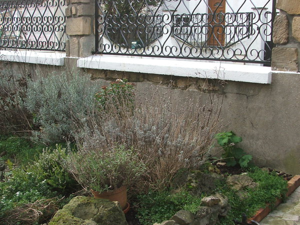 Avant: le mur a souffert du temps.