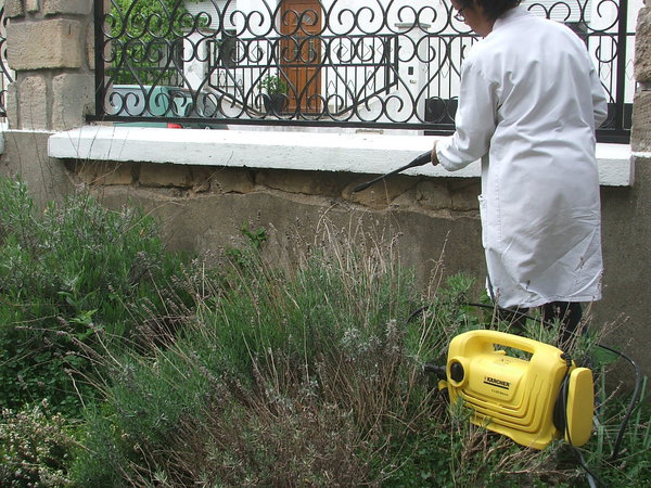 Etape 1 : Passer le nettoyeur haute pression sur l’ensemble de la partie abîmée du mur. Tenir la lance à une distance de plus ou moins 30 cm du support, et régler la pression du nettoyeur à 120 bars maximum. Laisser sécher une journée.