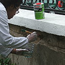 Etape 2 : Appliquer à la brosse de pouce un durcisseur de mur friable sur l’ensemble de la partie endommagée. Charger en produit jusqu’à saturation du mur.