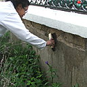 Etape 4 : Après un temps de séchage de 24 heures, épousseter l’ensemble de la partie abîmée et durcie, afin d’enlever les parties résiduelles persistantes.