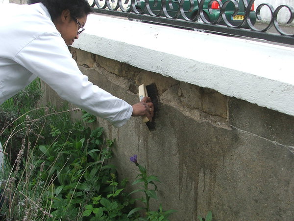 Etape 4 : Après un temps de séchage de 24 heures, épousseter l’ensemble de la partie abîmée et durcie, afin d’enlever les parties résiduelles persistantes.