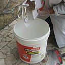 Etape 5 : Préparer l’enduit de rebouchage extérieur (Murex) dans un seau ou une auge. Verser l’enduit dans l’eau et non l’inverse.