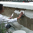 Etape 6 : Appliquer l’enduit de rebouchage à la lame à enduire, en chargeant bien le creux de la partie endommagée. Progresser par passes de 40 cm à 50 cm.