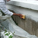 Etape 8 : Avant séchage de l’enduit de rebouchage, passer une éponge légèrement humidifiée sur les débords et les surépaisseurs d’enduit.