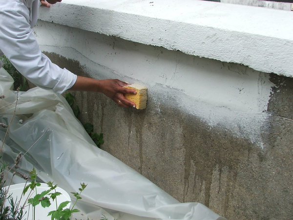 Etape 8 : Avant séchage de l’enduit de rebouchage, passer une éponge légèrement humidifiée sur les débords et les surépaisseurs d’enduit.