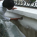 Etape 10 : Après un temps de séchage de 2 heures, passer le riflard de maçon, afin d’égrener les parties d’enduits non adhérentes.