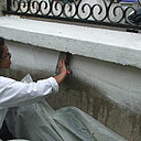 Etape 12 : Effectuer un dernier lissage, toujours dans le sens de la partie abîmée. La lame à enduire sera appliquée presque parallèlement au support, obtenant ainsi une planéité optimale.