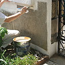 Etape 16 : Commencer la mise en peinture en réchampissant le pourtour du pan de mur. Appliquer la peinture à la brosse de pouce en écrasant bien les soies de la brosse. Eventuellement, redoubler cette opération dans la foulée afin de bien couvrir le support.