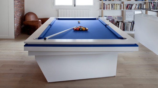 Le dessin de la mezzanine en bois sombre a été allégé. Elle dessine un espace de 35 m². Le billard et la bibliothèque ont été dessinés par Olivier Chabaud. Le mur de briques a été rapporté pour rendre l’espace plus chaleureux, et absorber le trop plein de lumière.