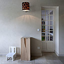 La nouvelle entrée a été redessinée pour s’accorder aux proportions de la maison. Briques du plafond avec succession de petites voûtes, pierre de Bourgogne au sol, teintes beige et bois déclinent un esprit classique revisité.