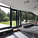 La salle de sport est équipée d’une verrière mobile qui avance au niveau du bassin pour nager hiver comme été.