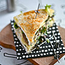 En diagonale et richement garni, le club sandwich au Pont l'Evêque et à l'andouille de Vire, façon terroir normand, s'avère délicieux.